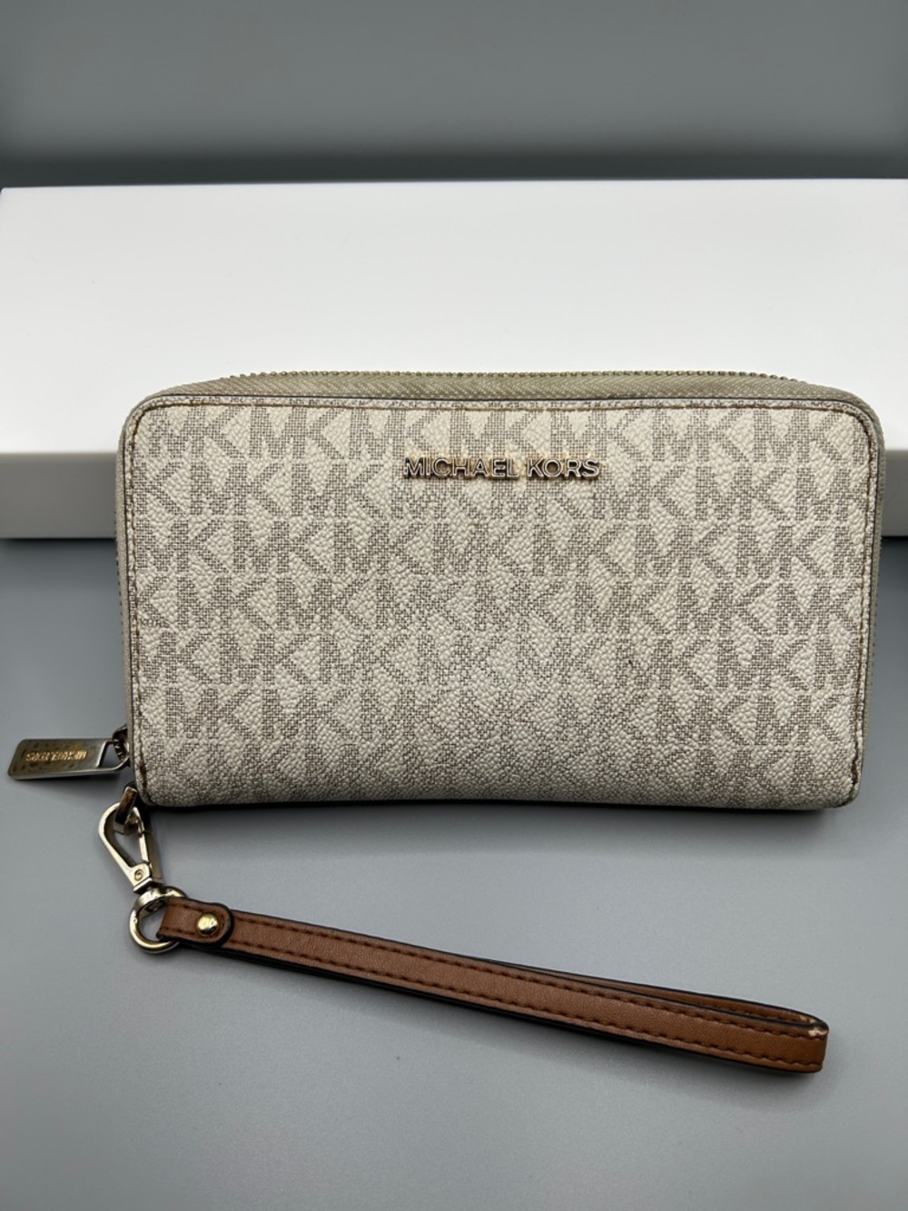 Vanilla Jet Set Smartphone Wristlet